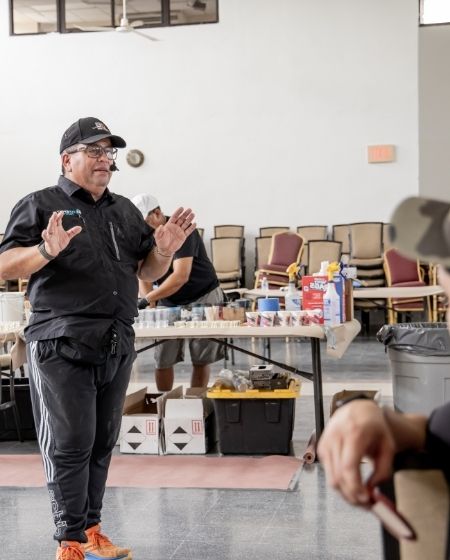 Jerry Ortega enseñando resina epóxica